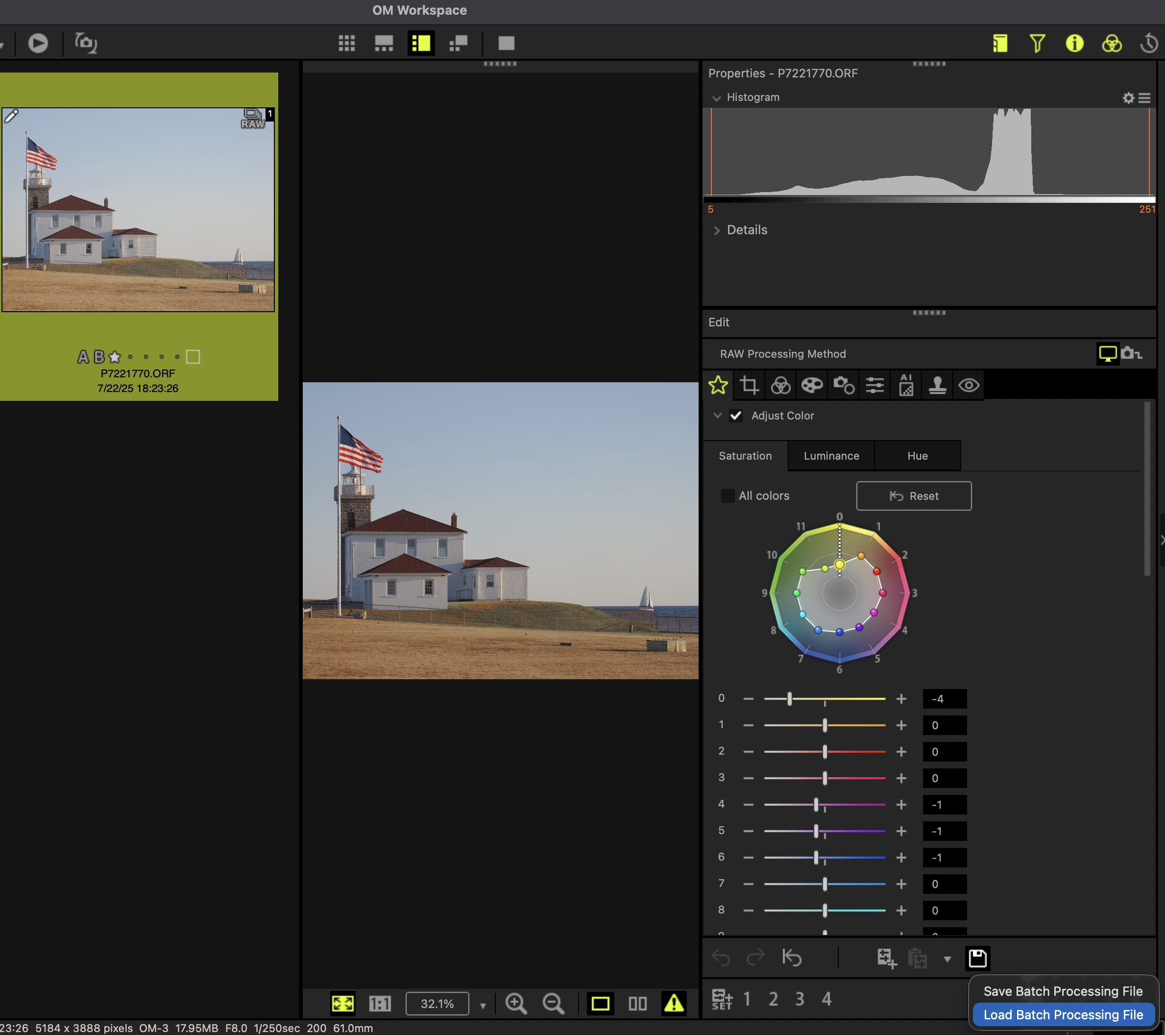 OM Workspace с открытым Adjust Color и командами сохранения и загрузки файла пакетной обработки