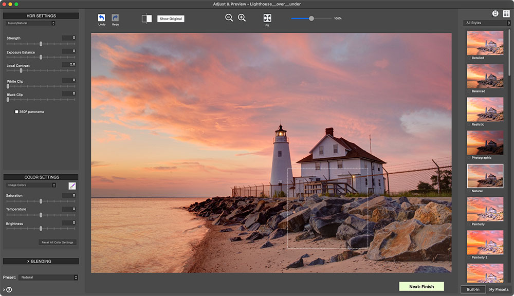 Окно Adjust & Preview с HDR Settings слева, изображением маяка по центру и панелью пресетов справа