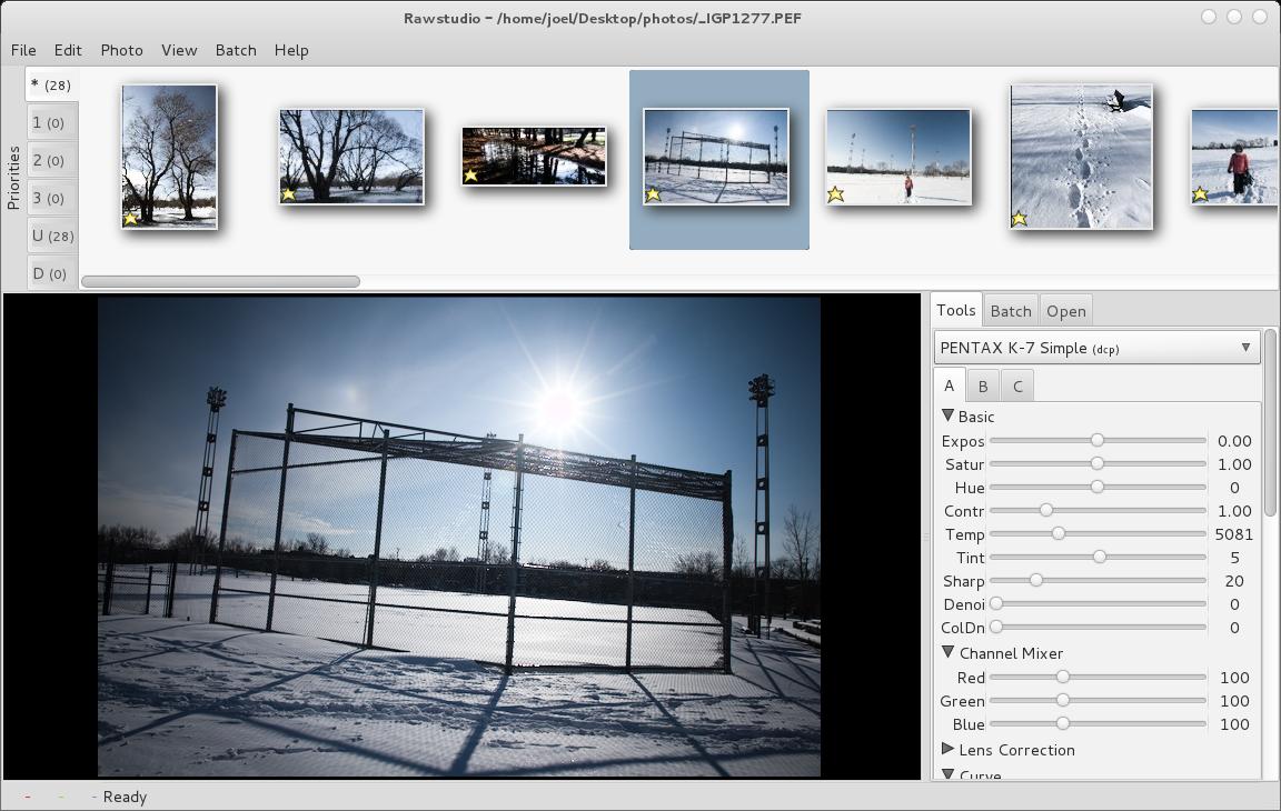 Главное окно Rawstudio с RAW-снимком Pentax, миниатюрами и секциями Basic, Channel Mixer и Lens Correction