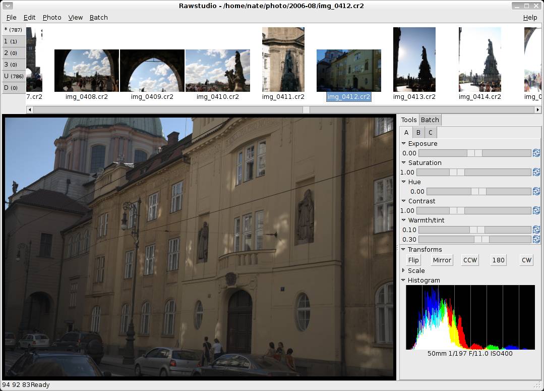 Ранний интерфейс Rawstudio с вариантами A/B/C, ползунками Exposure, Saturation, Hue, Contrast и Histogram