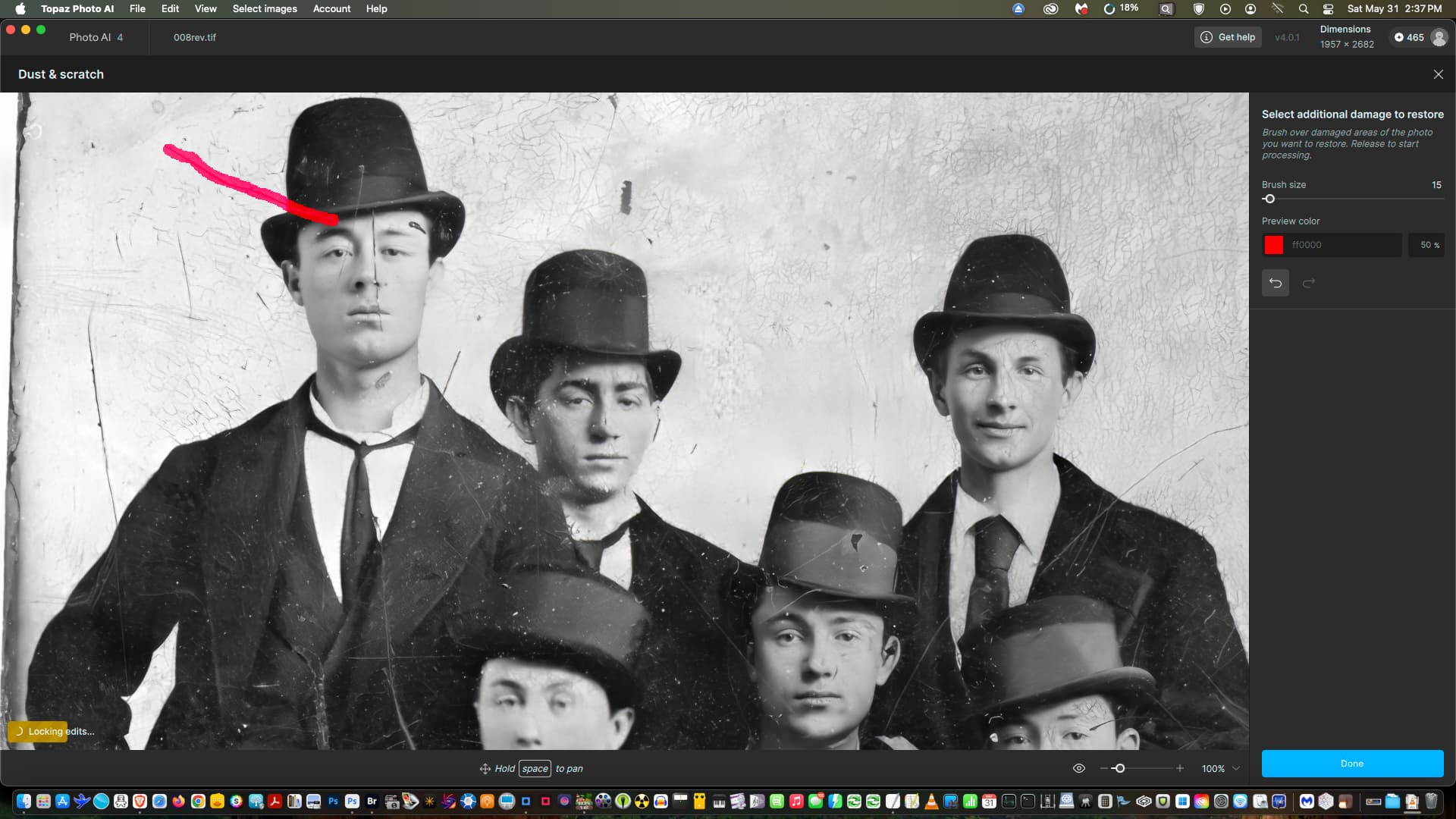 Topaz Photo AI 4 в режиме Dust & Scratch с ручным выделением повреждения на старой фотографии