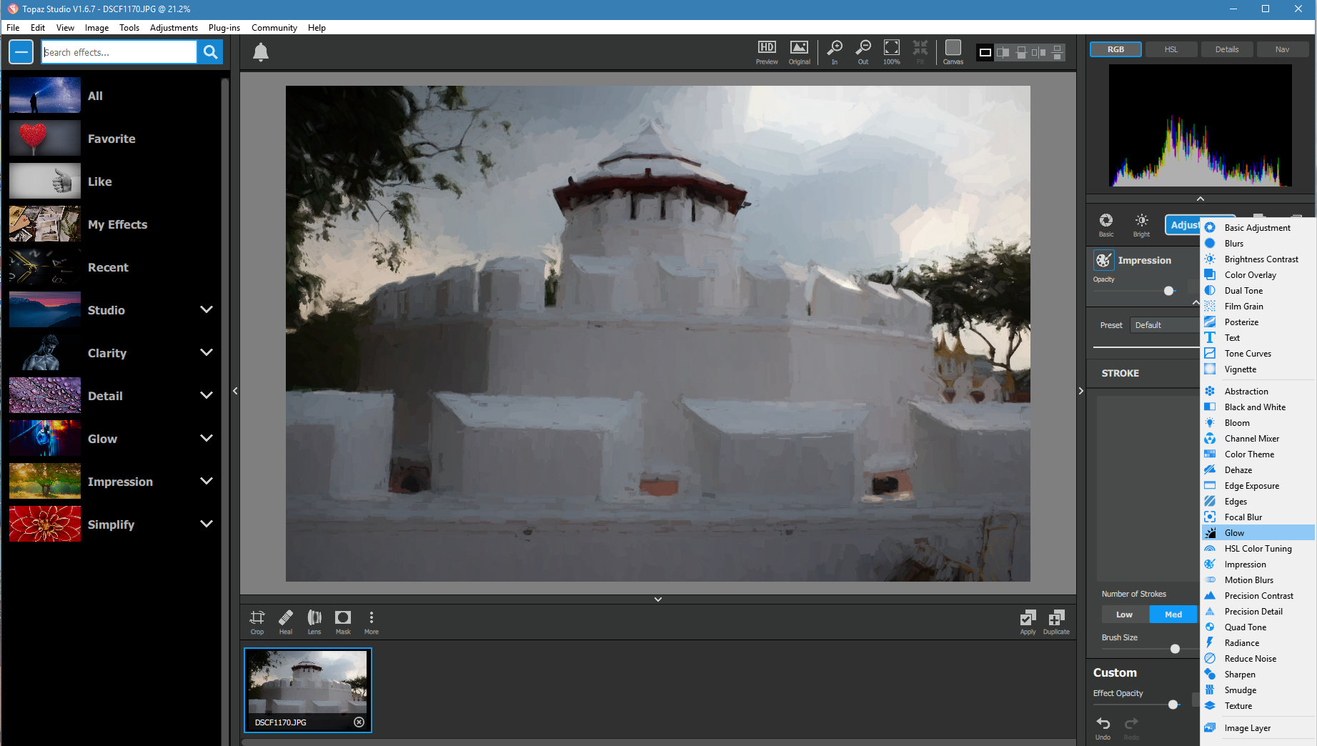 Окно Topaz Studio с раскрытым меню Adjustments и панелью Impression